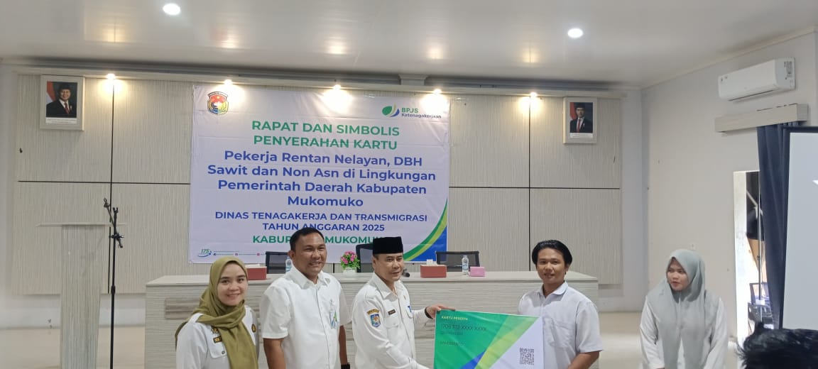 Disnakertrans Kabupaten Mukomuko dan BPJS Ketenagakerjaan Melakukan Kegiatan Penyerahan Kartu BPJS Ketenagakerjaan secara Simbolis